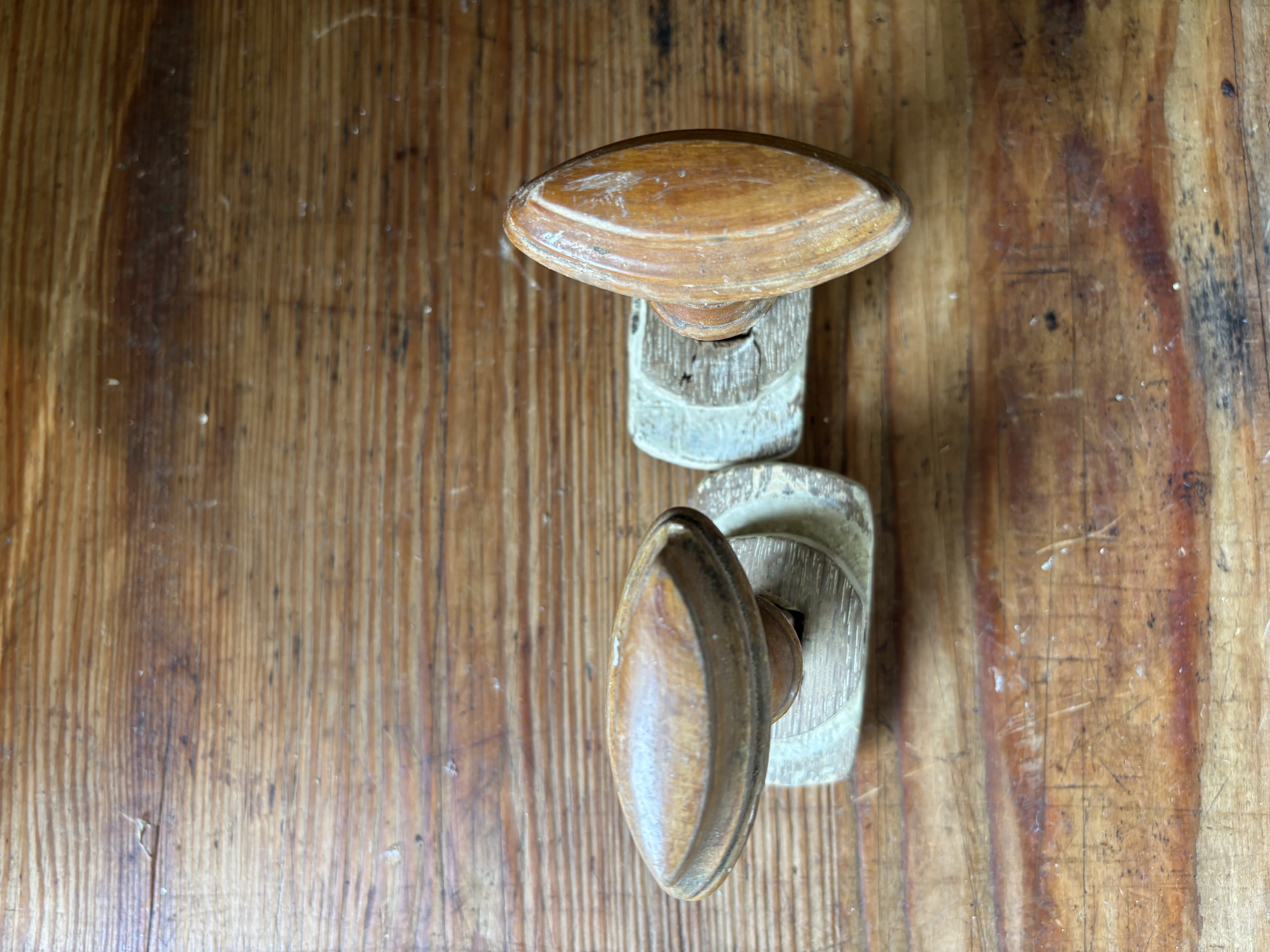 Twee enkele knoppen nr 18