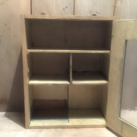Vakken kastje met glas
