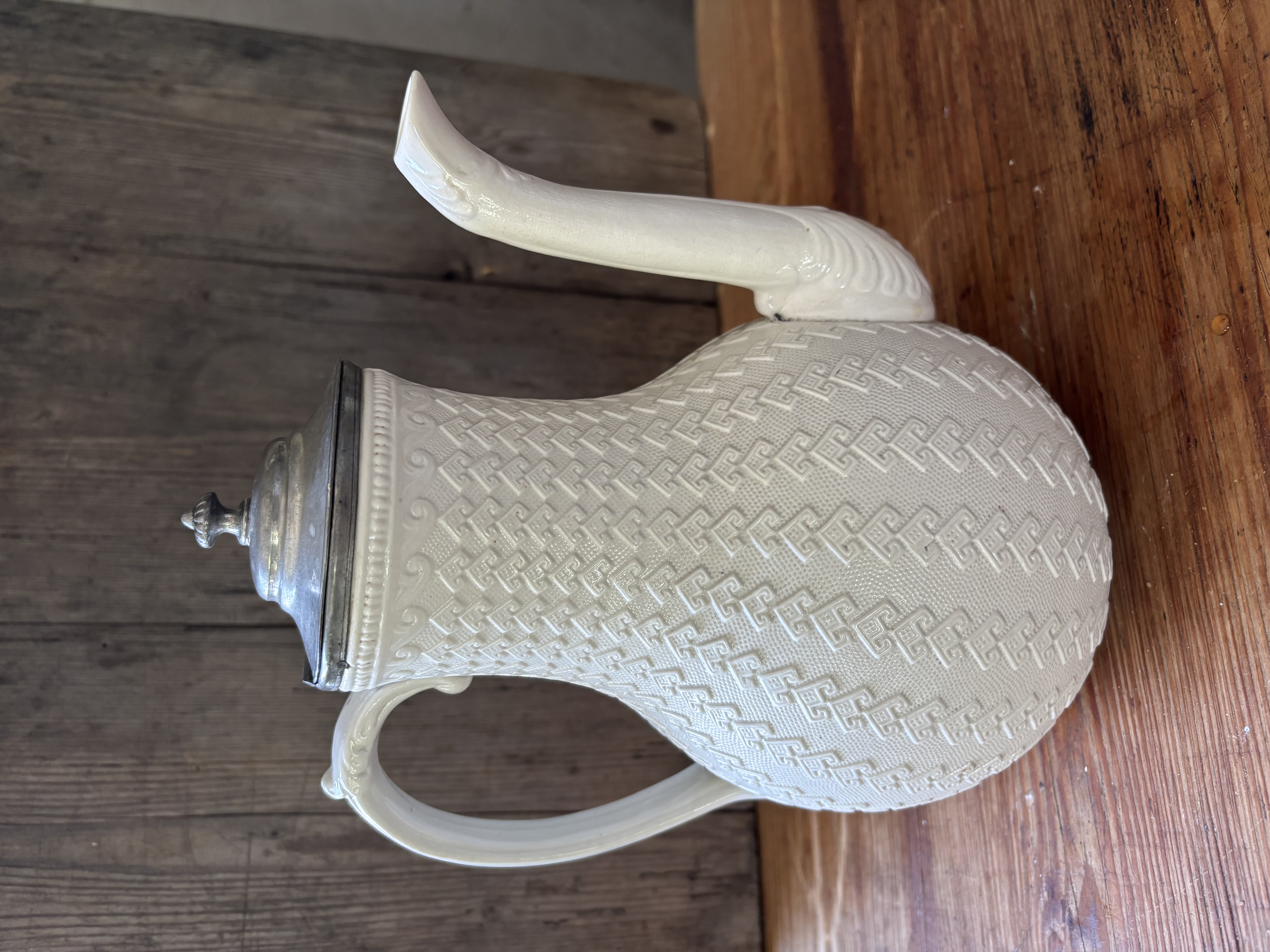 Prachtige pot met metalen deksel