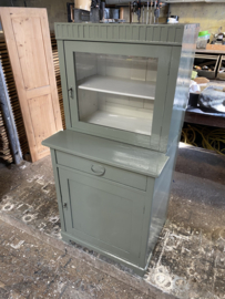 Groen vitrinekastje met onderkast.