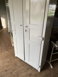 Lichtgrijze houten lockerkast