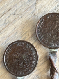 Vier lepeltjes gemaakt van oud geld