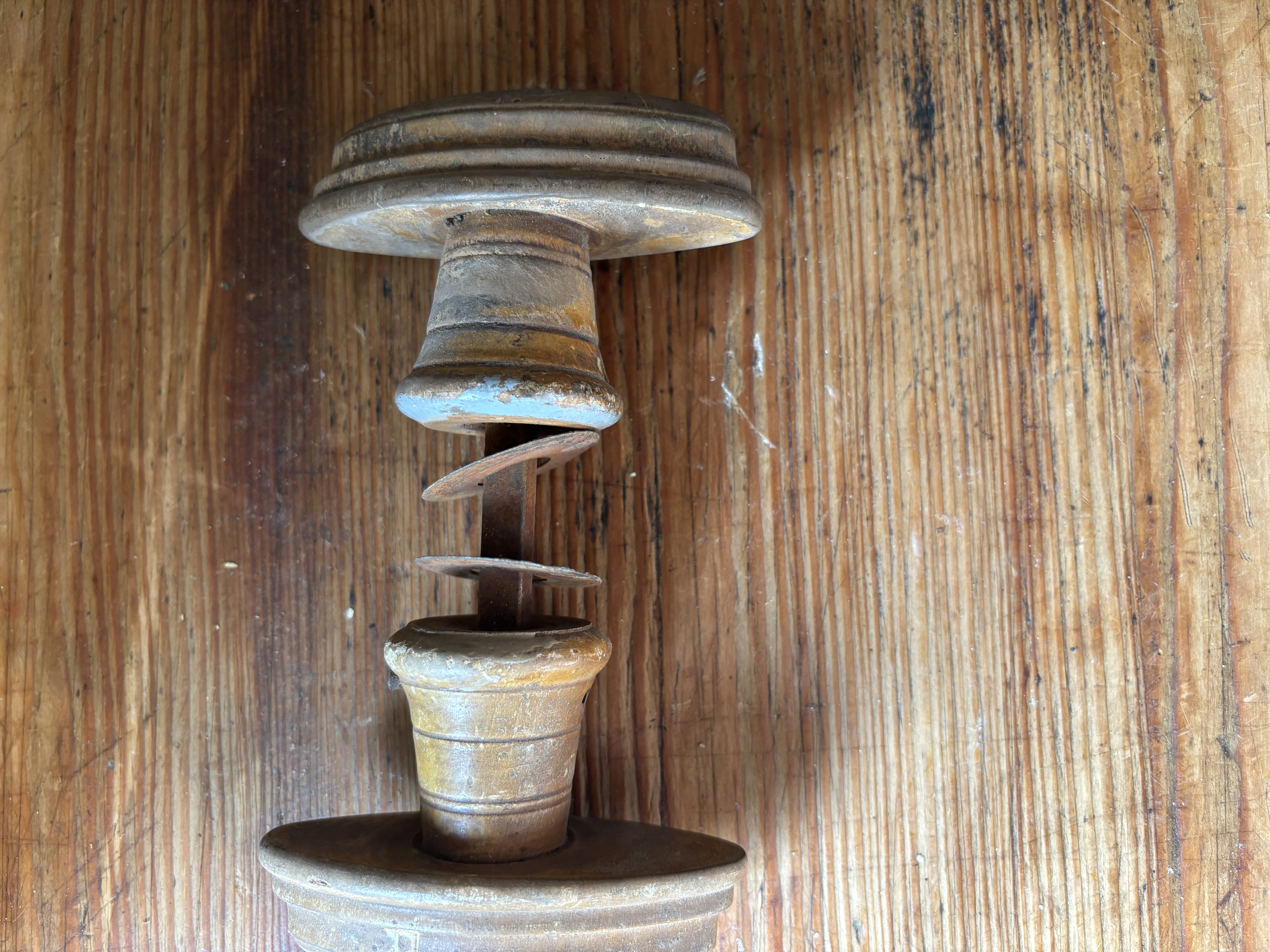 Dubbele houten knop met ijzeren rozetten nr 3