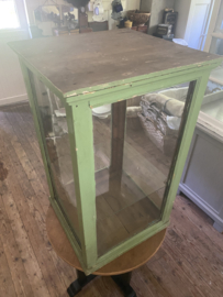 (Verkocht)Orginele oude groene vitrine.