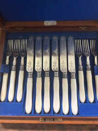 Cassette met 12 vorken en messen