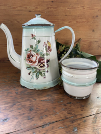 Rozen bloemen kan met opstand