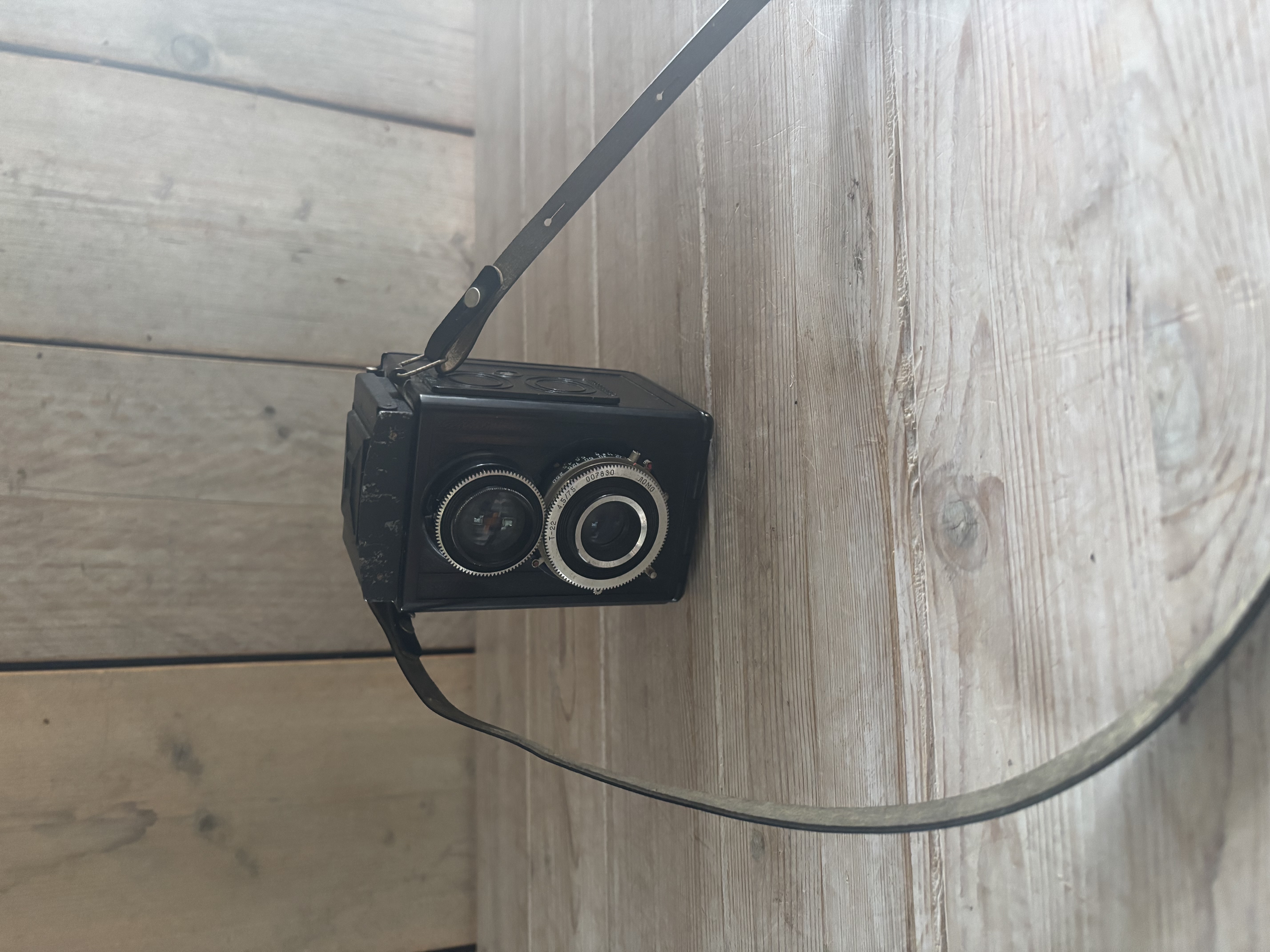 Box camera met hengsel