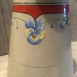 Waterkan met viooltjes