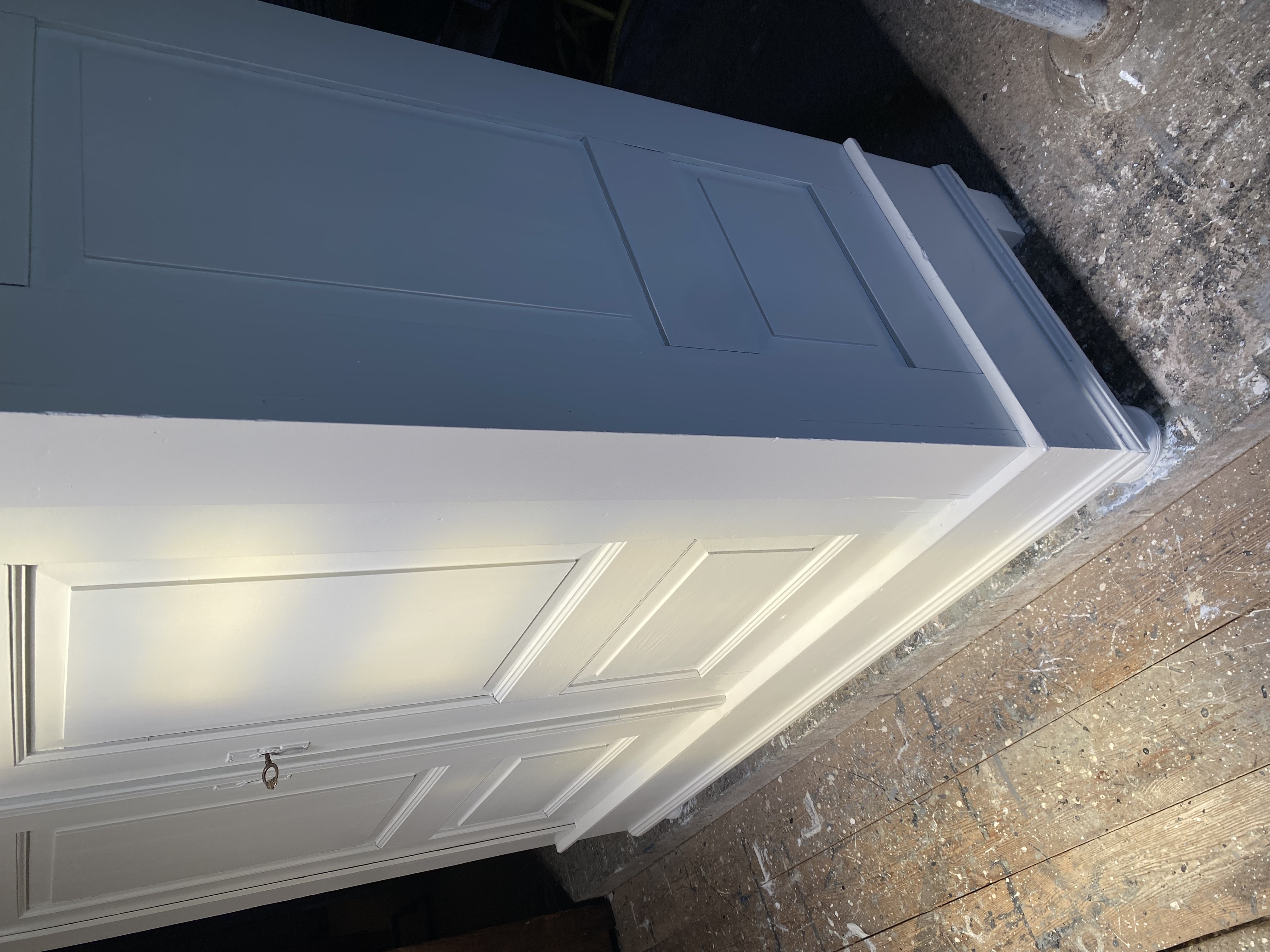 Grote roomwitte demontabele kast