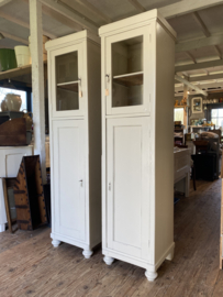 ( Verkocht ) Eendeurs vitrinekast met onderkast en deuren linksom open.