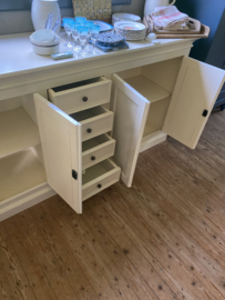 (Verkocht)Groot zandkleurig dressoir.