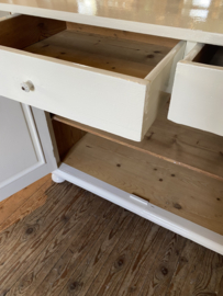 Grote stevige commode met veel opbergruimte.