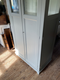 Grote vitrinekast met veel opbergruimte.