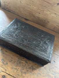 Prachtig gestoken kist met een vogel