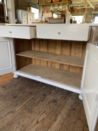 Grote stevige commode met veel opbergruimte.