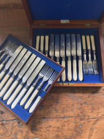 Cassette met 12 vorken en messen