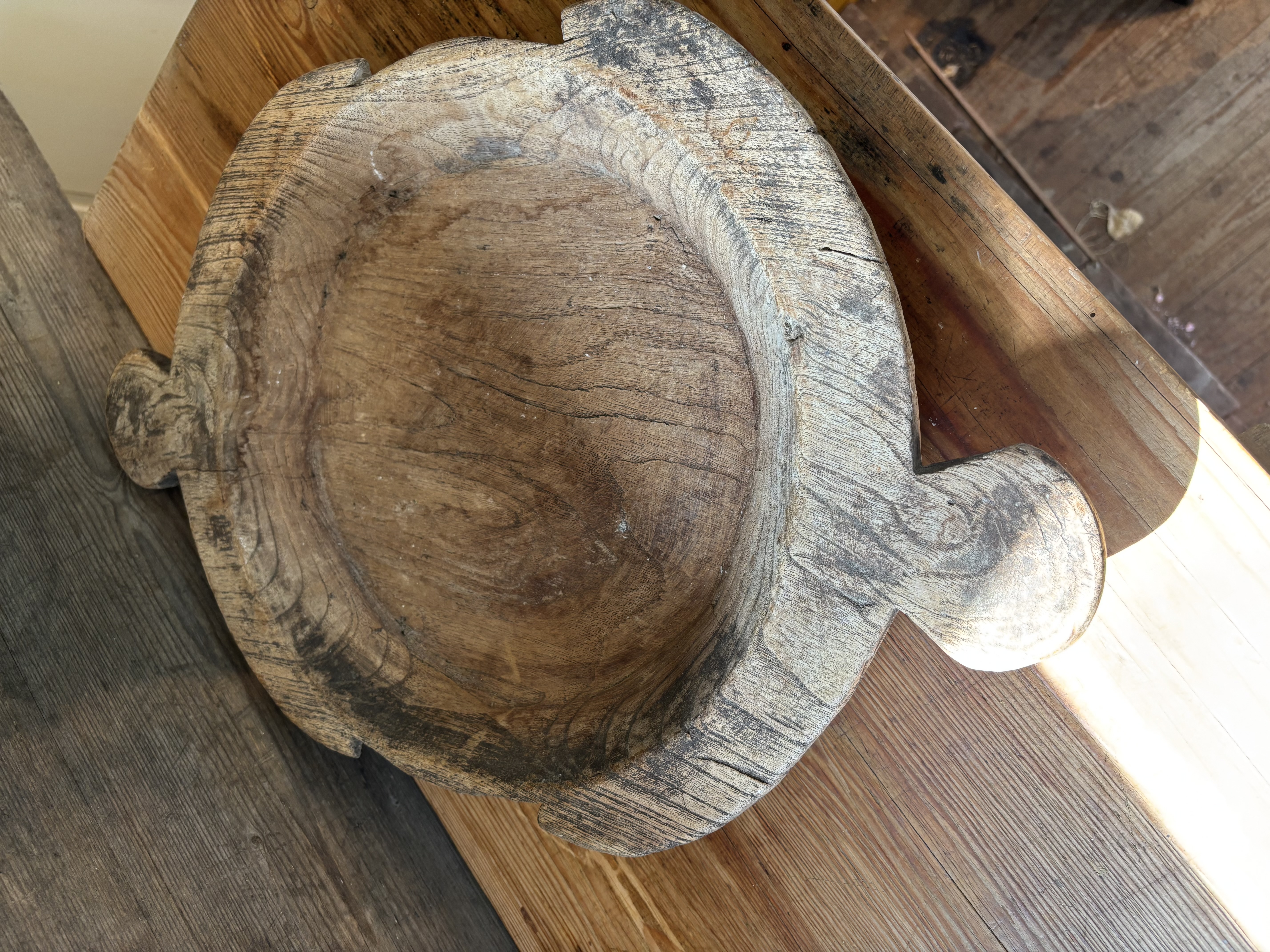 Oud houten schaal met handvatten