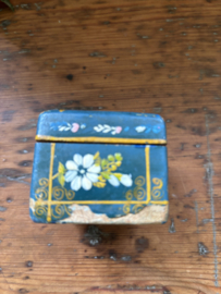 Prachtig doosje met bloemen