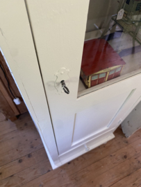 Witte eendeurskast met onderla.