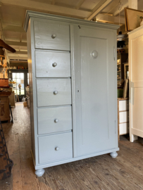 Prachtige grote grijze spekkast met 5 laden.