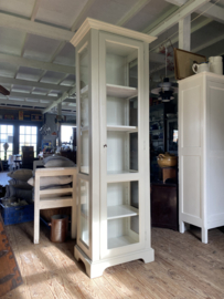 ( Verkocht ) Prachtige slanke vitrinekast.