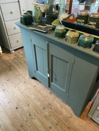 Groene commode.