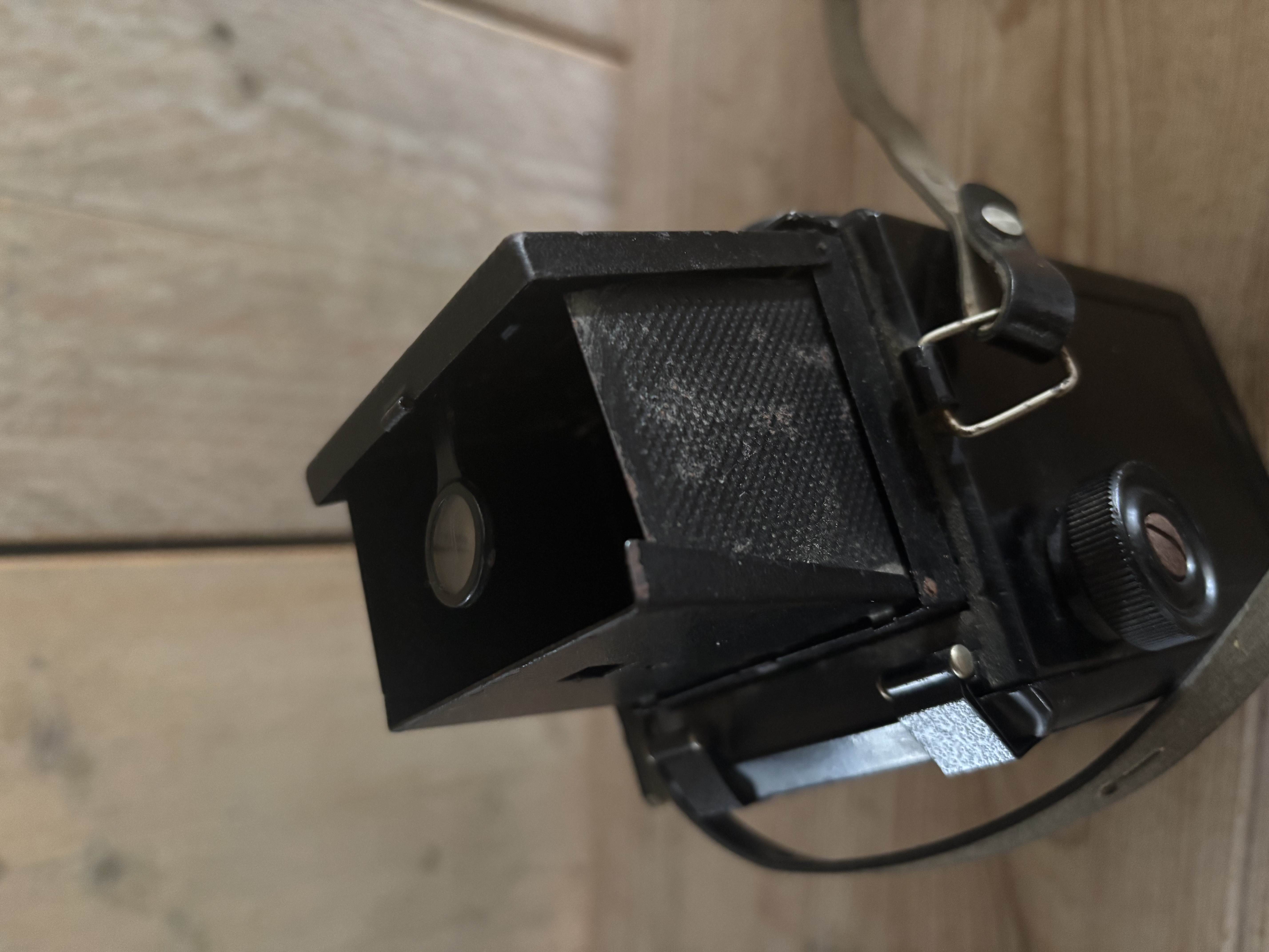 Box camera met hengsel