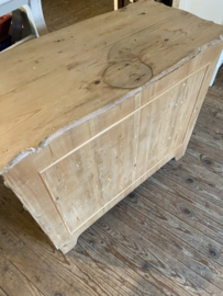 Ladenkastje met lades op de kopsekant.