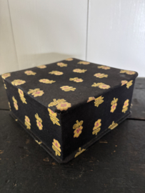 Stoffen doosje zwart met gele bloemen