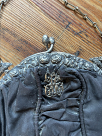 Victoriaans tasje met beugel en monogram