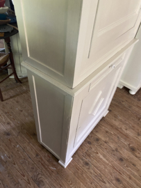 Zandkleurige brocante kast in twee delen.