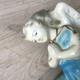 Geknielde biddende engel
