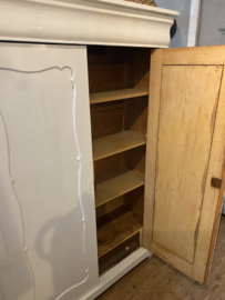Grote roomwitte biedemeier meidenkast