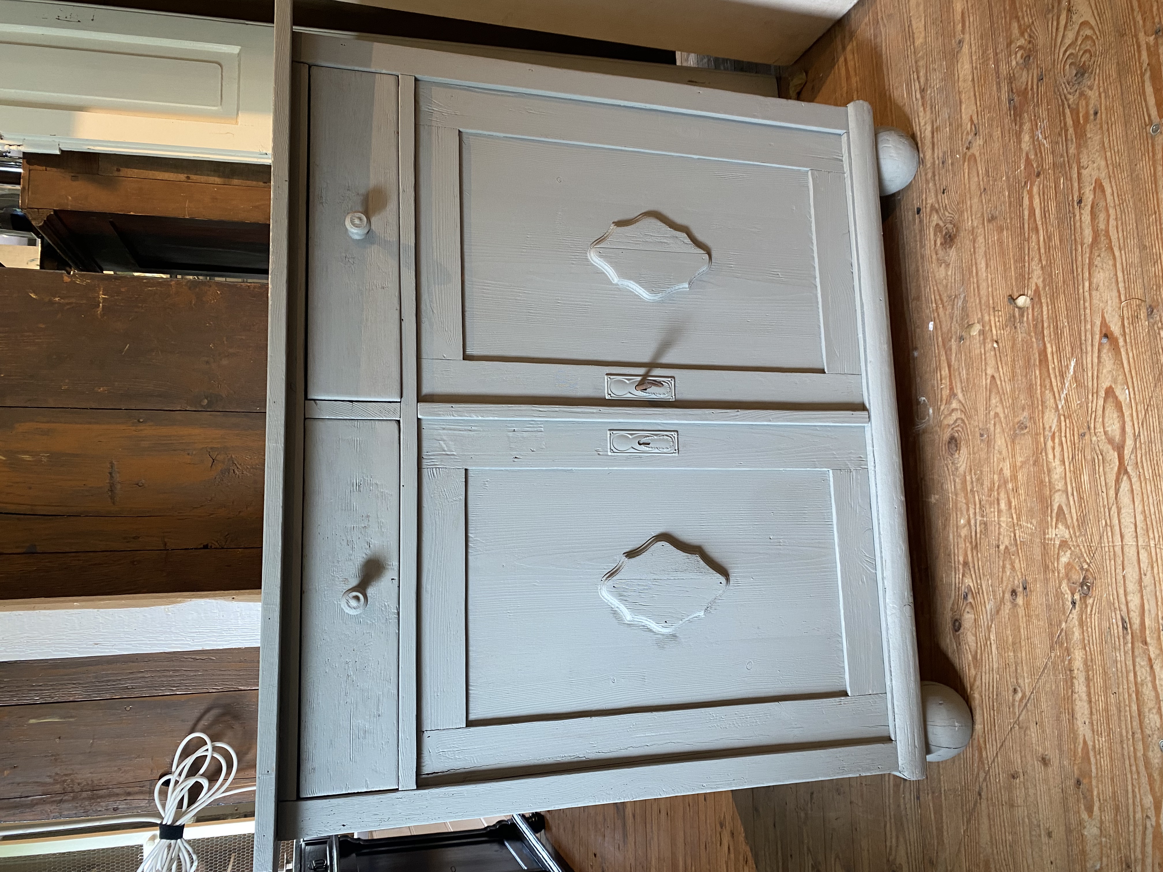 Grijze kast / commode met 2 bovenlades