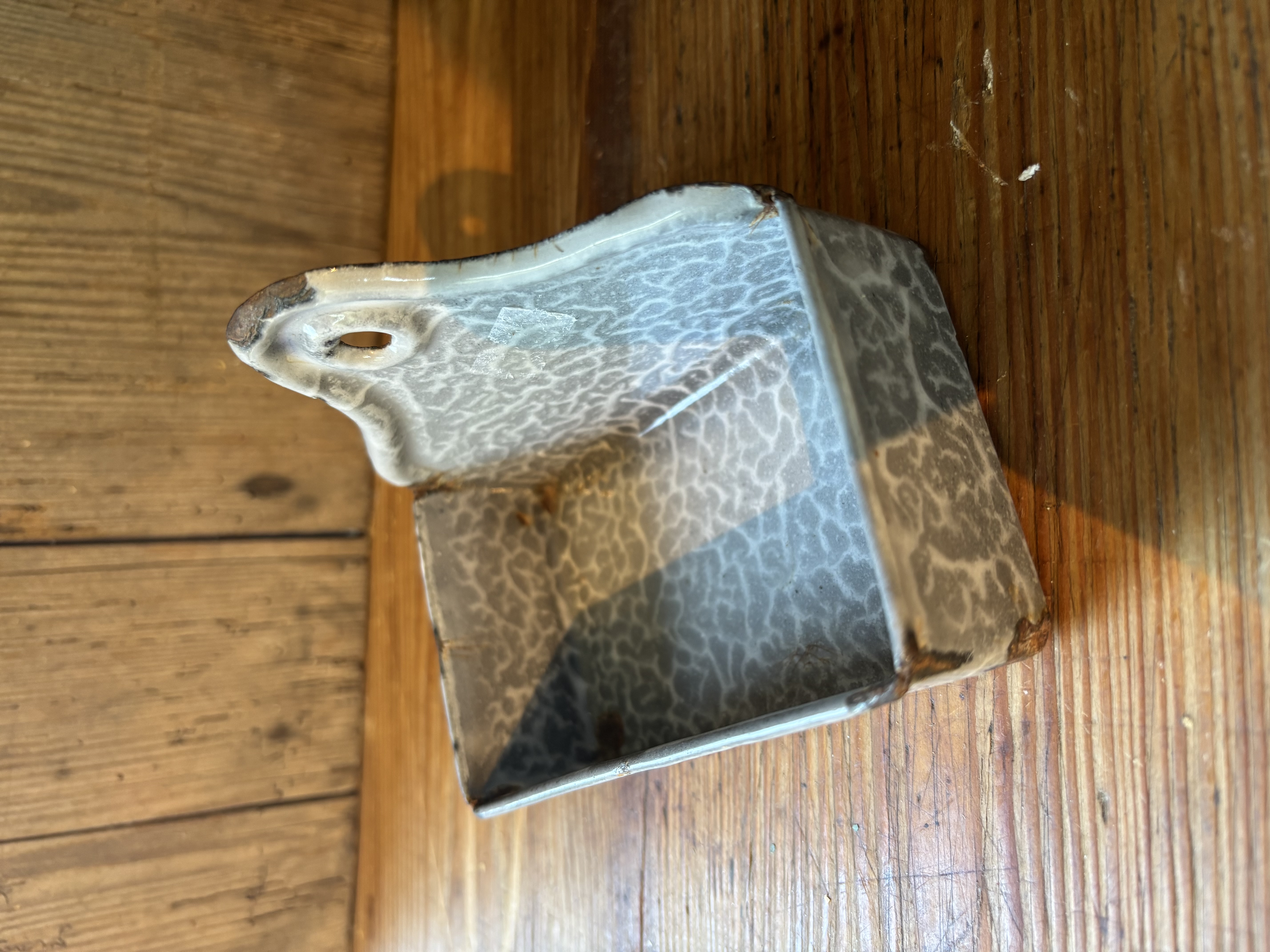 Zeepbakje grijs gewolkt