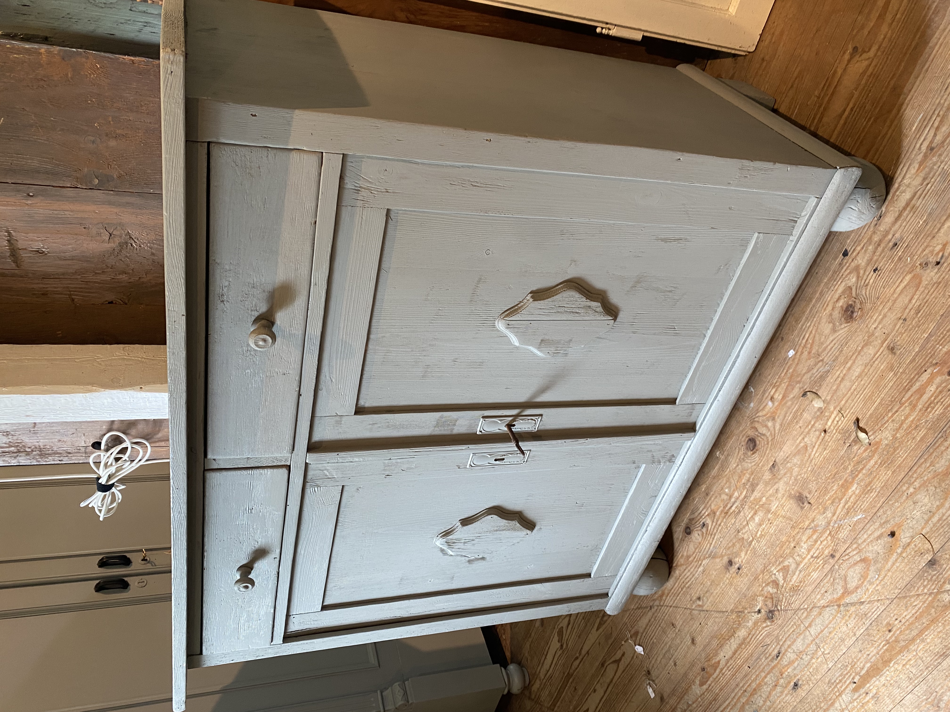Grijze kast / commode met 2 bovenlades
