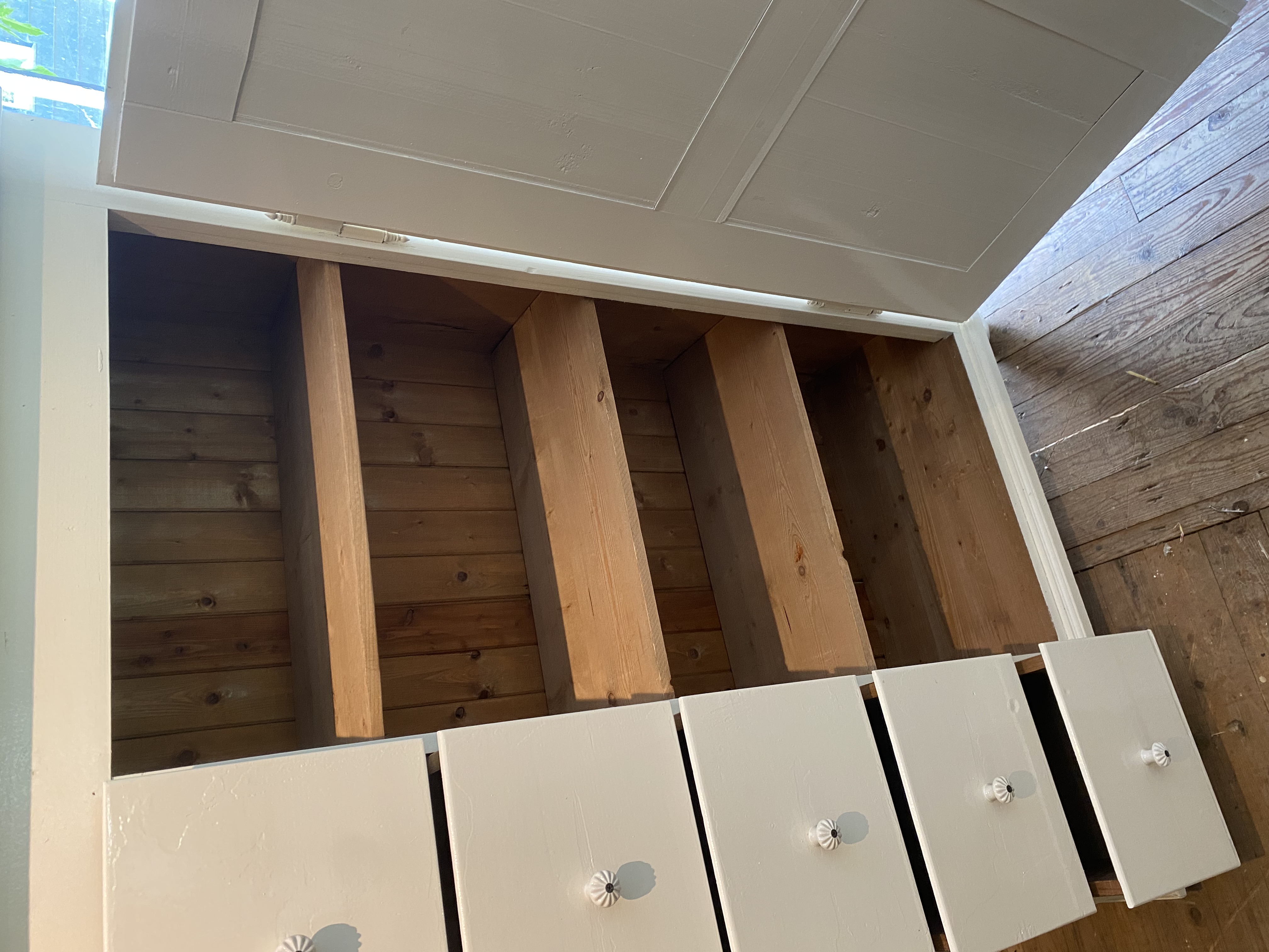 Prachtige roomwitte spekkast