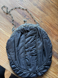 Victoriaans tasje met beugel en monogram