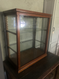 Grote orginele vitrine met schuifdeuren.