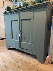 Groene commode.