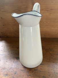 Wit emaille waterkan