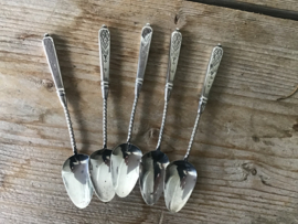 5 delicate zilveren theelepeltjes