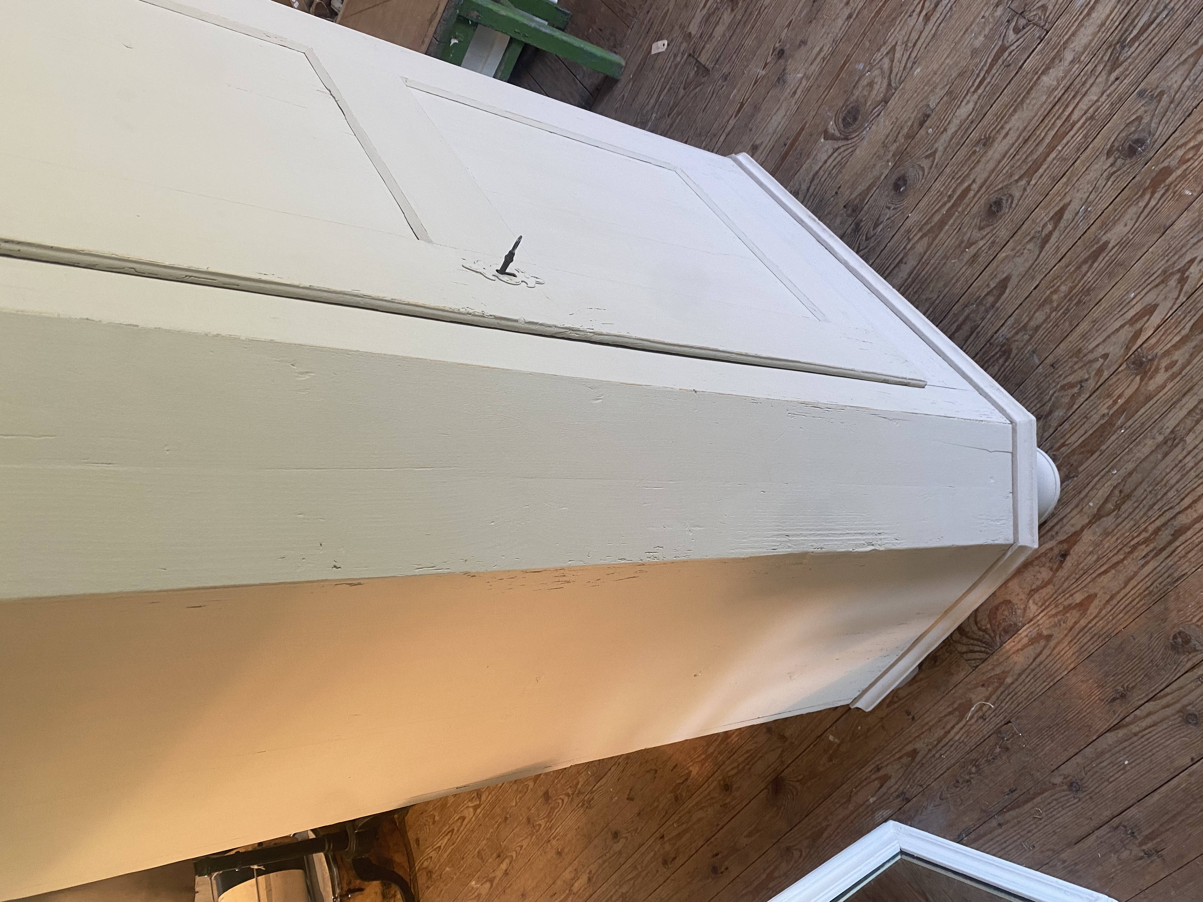 Oude taupe kleurige eendeurskast
