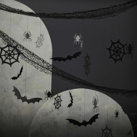 Halloween-achtergrond met hangende spinnen, vleermuizen en spinnenwebben