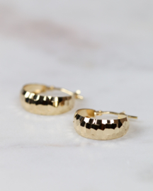 Hammered hoops goud