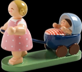 541/0/2  Meisje met kinderwagen, voor het laatst in 2017