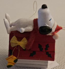 Snoopy liggend op huisje