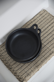 BLACK POTTERY BORD MET HANDVAT