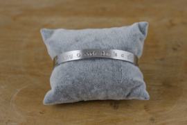 Quote armband 'Be happy ♥ each day is a gift' zilver