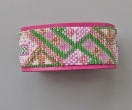 Miyuki bandje op roze imitatieleren armband